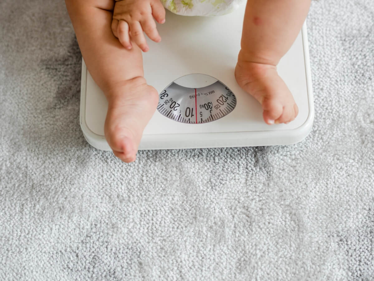 Greutate bebelusi - Tabel greutate pe luni baietei & fetite | IYA